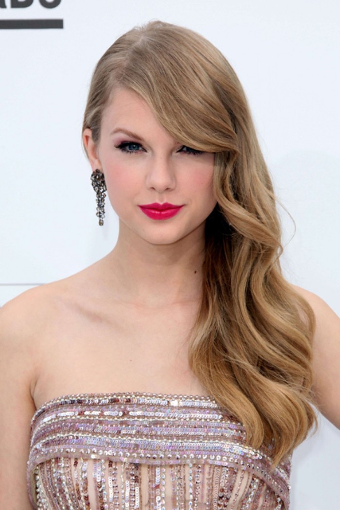 Trong khi đó cùng là son hồng, nhưng Taylor Swift cực quyến rũ